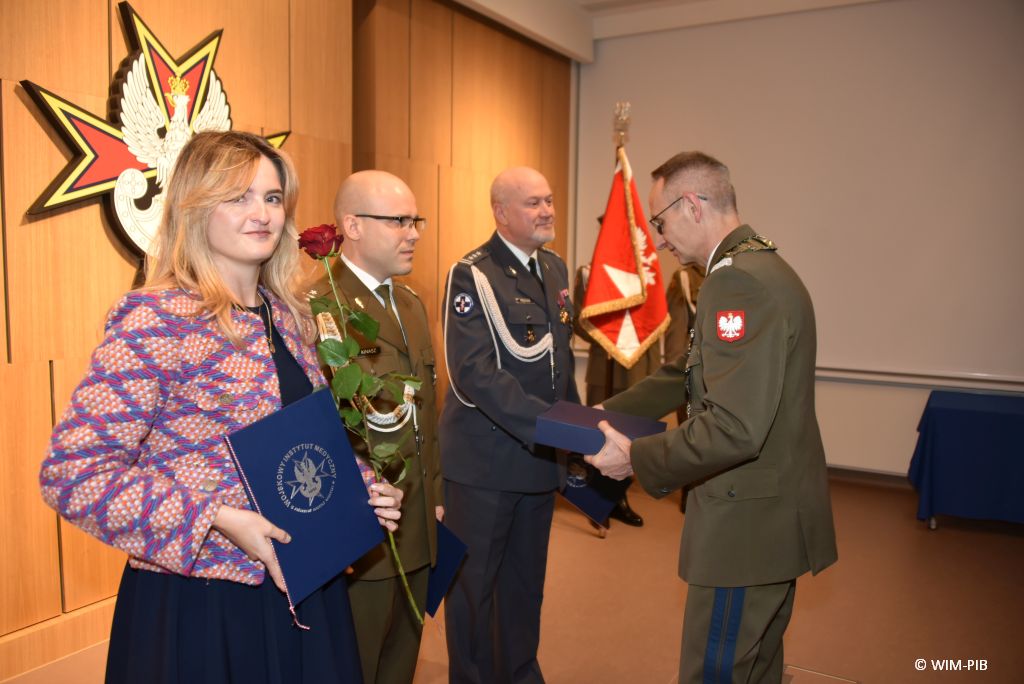 Relacja z Inauguracji Roku Akademickiego 2024/2025 w WIM-PIB. Wręczanie dyplomu.