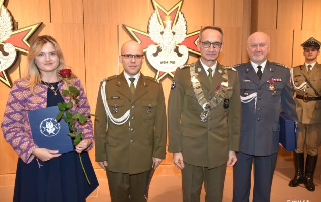 Relacja z Inauguracji Roku Akademickiego 2024/2025 w WIM-PIB. Wręczanie dyplomu.