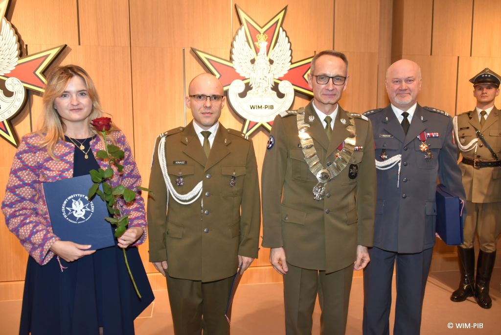 Relacja z Inauguracji Roku Akademickiego 2024/2025 w WIM-PIB. Wręczanie dyplomu.