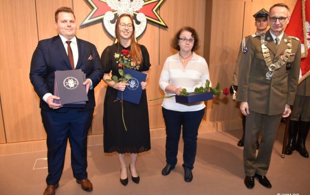 Relacja z Inauguracji Roku Akademickiego 2024/2025 w WIM-PIB. Zdjęcie grupowe z dyplomami.