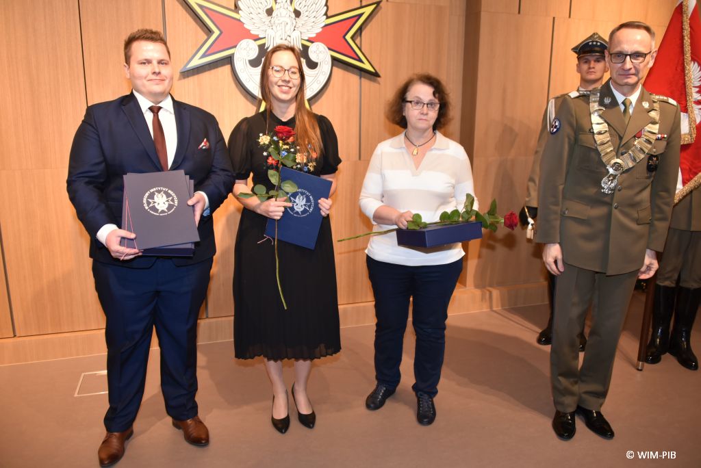 Relacja z Inauguracji Roku Akademickiego 2024/2025 w WIM-PIB. Zdjęcie grupowe z dyplomami.