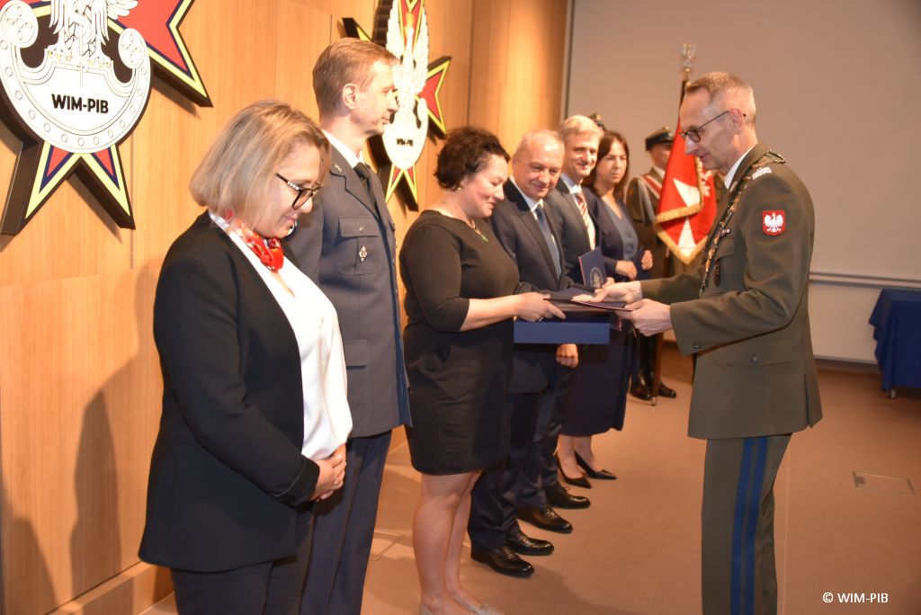 Relacja z Inauguracji Roku Akademickiego 2024/2025 w WIM-PIB. Wręczanie dyplomu.