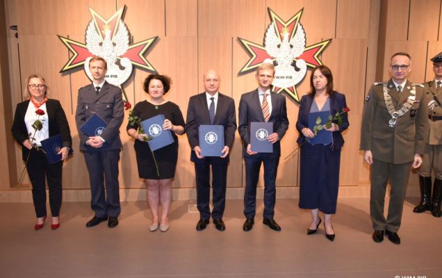Relacja z Inauguracji Roku Akademickiego 2024/2025 w WIM-PIB. Wręczanie dyplomu.