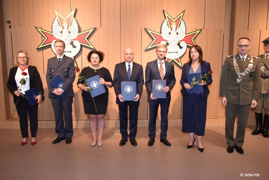 Relacja z Inauguracji Roku Akademickiego 2024/2025 w WIM-PIB. Wręczanie dyplomu.