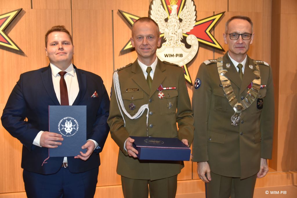 Relacja z Inauguracji Roku Akademickiego 2024/2025 w WIM-PIB. Wręczanie dyplomu.