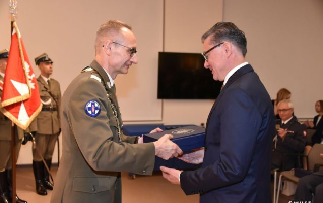 Relacja z Inauguracji Roku Akademickiego 2024/2025 w WIM-PIB. Wręczanie dyplomu.