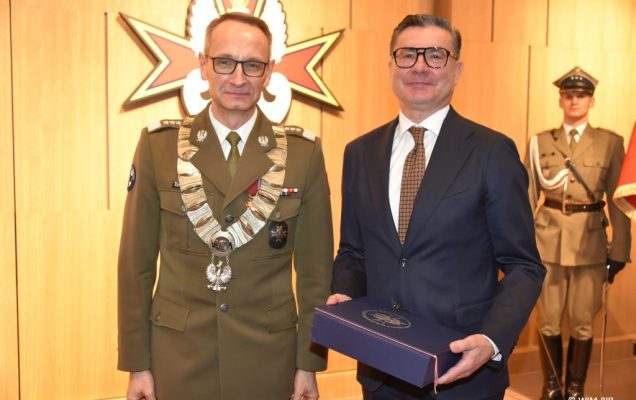 Relacja z Inauguracji Roku Akademickiego 2024/2025 w WIM-PIB. Wręczanie dyplomu.