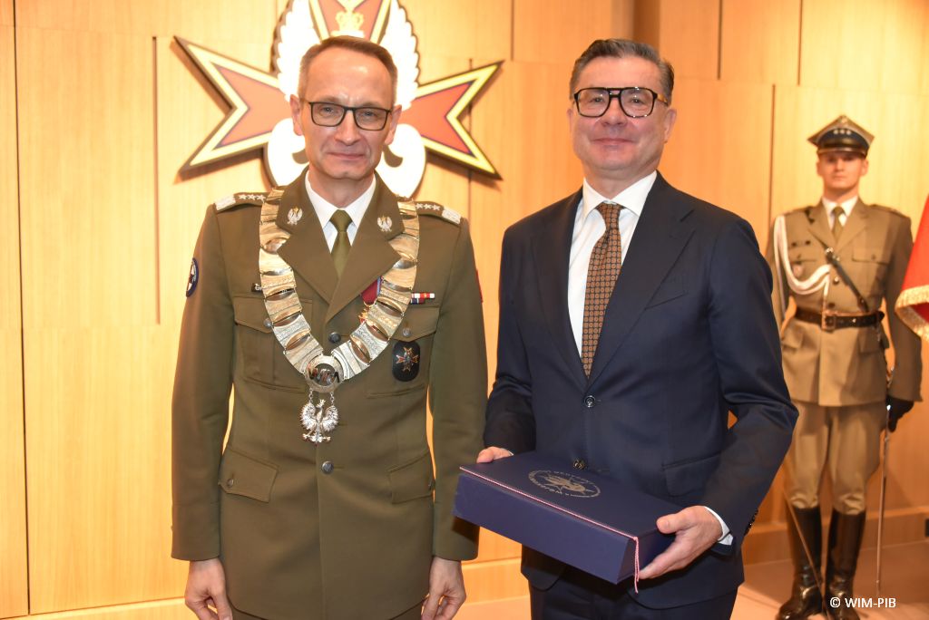 Relacja z Inauguracji Roku Akademickiego 2024/2025 w WIM-PIB. Wręczanie dyplomu.