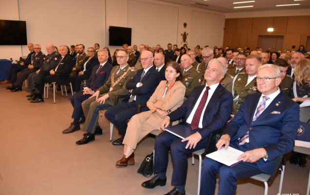 Relacja z Inauguracji Roku Akademickiego 2024/2025 w WIM-PIB. Uczestnicy siedzą i słuchają wykładu.