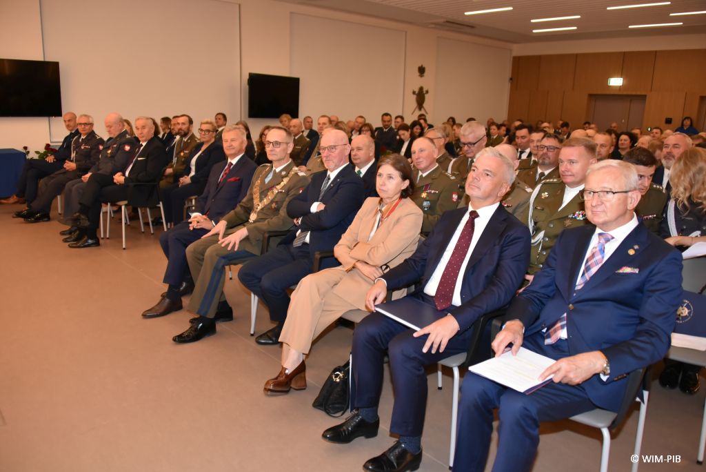 Relacja z Inauguracji Roku Akademickiego 2024/2025 w WIM-PIB. Uczestnicy siedzą i słuchają wykładu.