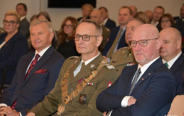 Relacja z Inauguracji Roku Akademickiego 2024/2025 w WIM-PIB. Uczestnicy siedzą i słuchają wykładu.