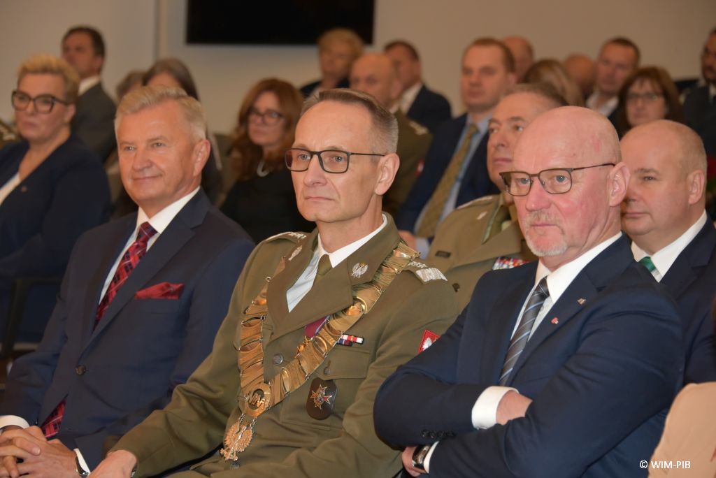 Relacja z Inauguracji Roku Akademickiego 2024/2025 w WIM-PIB. Uczestnicy siedzą i słuchają wykładu.