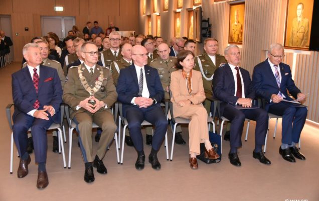 Relacja z Inauguracji Roku Akademickiego 2024/2025 w WIM-PIB. Uczestnicy siedzą i słuchają wykładu.