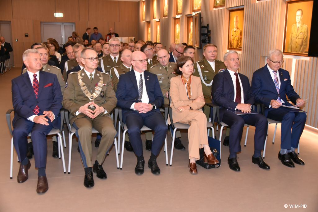 Relacja z Inauguracji Roku Akademickiego 2024/2025 w WIM-PIB. Uczestnicy siedzą i słuchają wykładu.