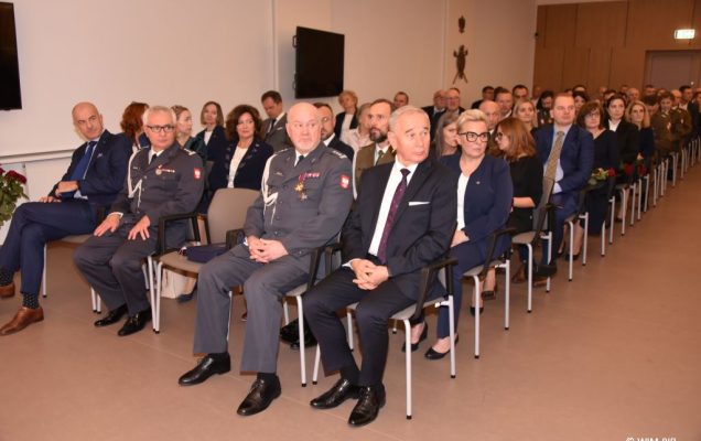 Relacja z Inauguracji Roku Akademickiego 2024/2025 w WIM-PIB. Uczestnicy siedzą i słuchają wykładu.