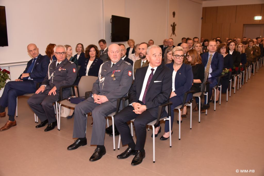 Relacja z Inauguracji Roku Akademickiego 2024/2025 w WIM-PIB. Uczestnicy siedzą i słuchają wykładu.