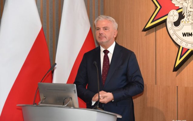 Relacja z Inauguracji Roku Akademickiego 2024/2025 w WIM-PIB. Prelegent przy mównicy.