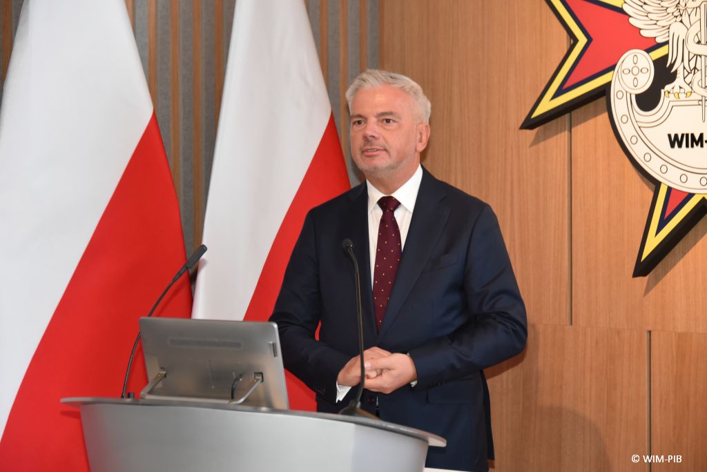 Relacja z Inauguracji Roku Akademickiego 2024/2025 w WIM-PIB. Prelegent przy mównicy.