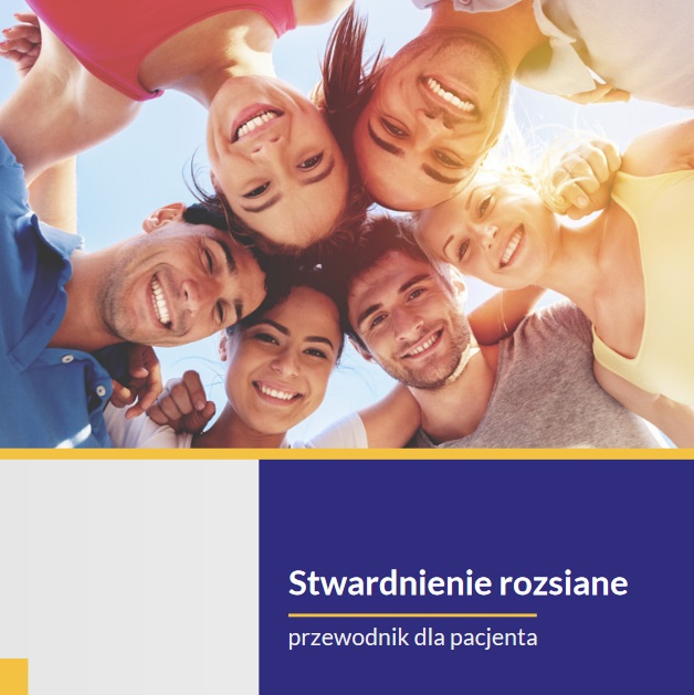 Napis Stwardnienie Rozsiane Przewodnk Pacjenta. Zdjęcie uśmiechniętych młodych osób obejmujących się ustawionych w kręgu.