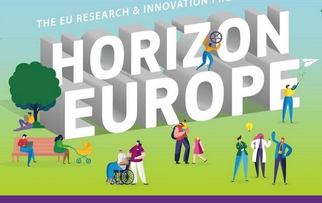 Kolorowa infografika. Po srodku Napis Horizone Europe. Wokoło napisu postaci ludzi: osoba z niepełnosprawnościa ruchu, rodzina, naukowcy.
