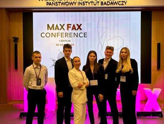 Konferencja Max-Fax. Uczestnicy na zdjęciu grupowym.