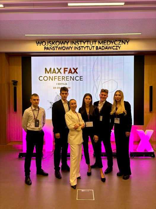 Konferencja Max-Fax. Uczestnicy na zdjęciu grupowym.