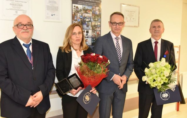 Zdjęcie grupowe. Jerzy Smoszna i Magdalena Mosakowska z wiązankami kwiatów. Obok nich Dyrektor WIM Grzegorz Gielerak.