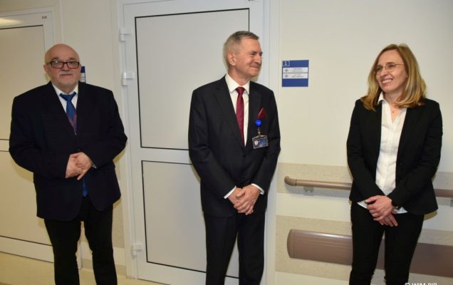 Magdalena Mosakowska i Jerzy Smoszna na korytarzu Stacji Dializ podczas uroczystości.