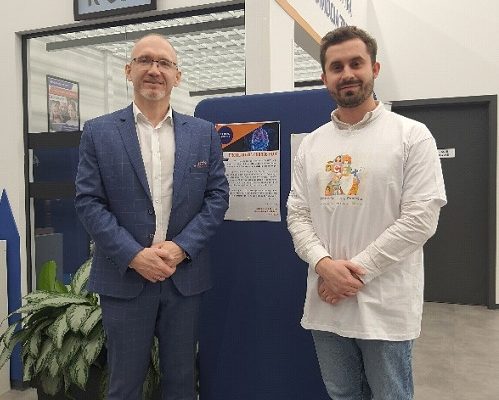 Dr hab. n. med. Piotr Dąbrowiecki z pacjentem na korytarzu Kliniki Chorób Wewnętrznych.