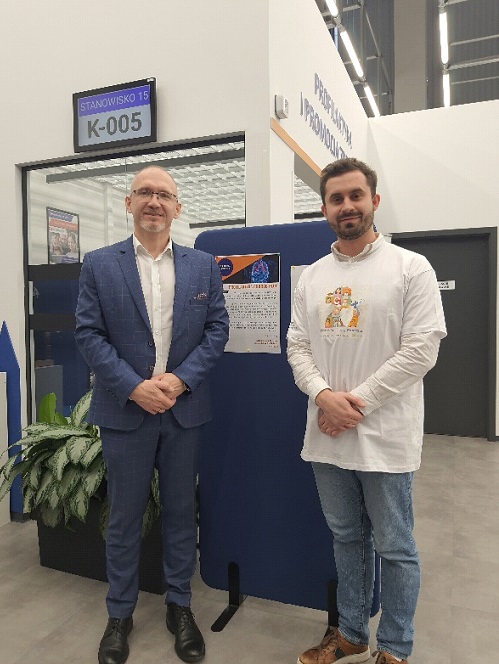 Dr hab. n. med. Piotr Dąbrowiecki z pacjentem na korytarzu Kliniki Chorób Wewnętrznych.