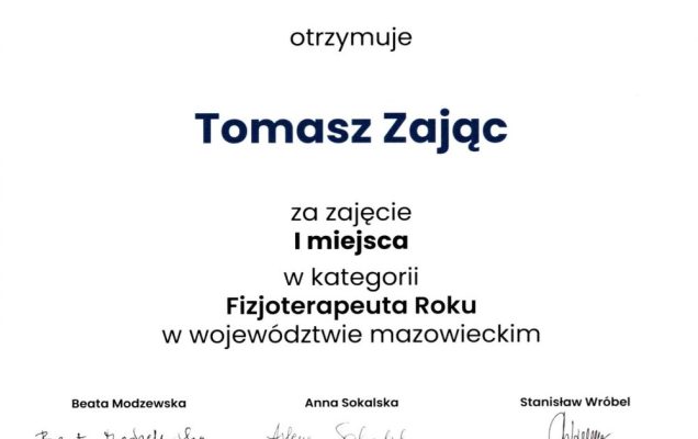 Dyplom. Na dyplomie Niebieskie logo Hipokrates. Pod spodem treść dyplomu: DYPLOM otrzymuje Tomasz Zając za zajęcie I miejsca w kategorii Fizjoterapeuta Roku w województwie mazowieckim. Poniżej logotypy NFZ, APTEO, Krajowa Izba Diagnostów Laboratoryjnych, Tygodnik Ostrołęcki, Polska Metropolia Warszawska, Echo Dnia.