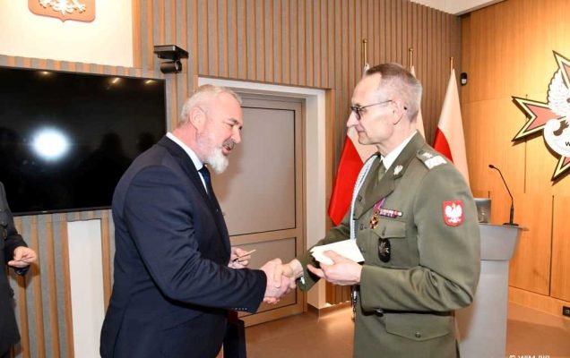Spotkanie wigilijne w Wojskowym Instytucie Medycznym w Warszawie. Grzegorz Gielerak dzieli się opłatkiem.