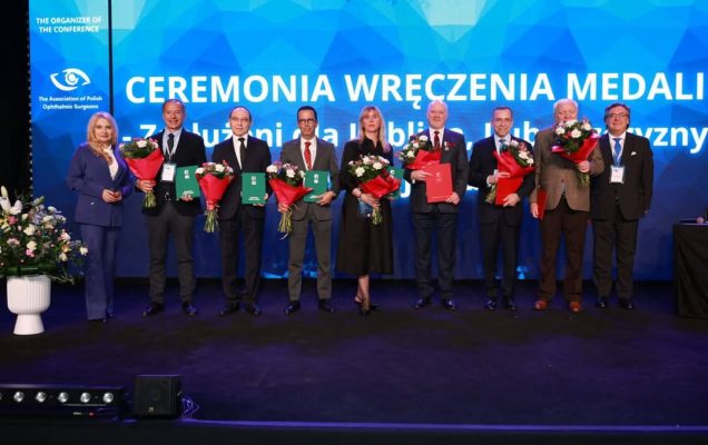 Zdjęcie grupowe z uhonorowania Prof. Marka Rękas Medalem Zasłużony dla Miasta Lublin