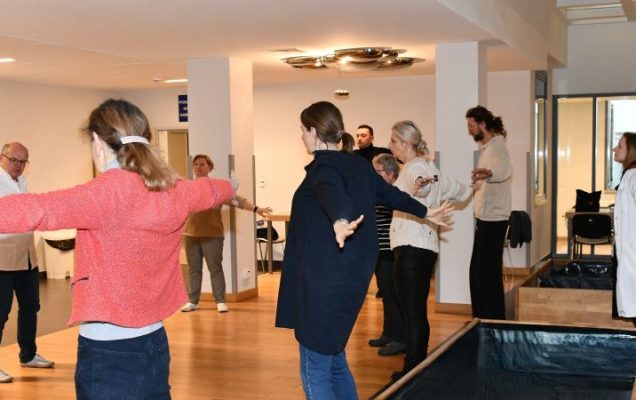Doktor Zbigniew Nowak z pacjentami Kliniki Onkologi Wojskowego Instytutu Medycznego w Warszawie ćwiczy na sali Tai Chi.
