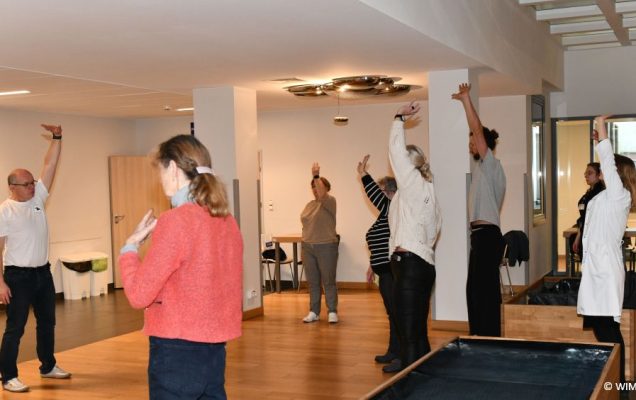 Doktor Zbigniew Nowak z pacjentami Kliniki Onkologi Wojskowego Instytutu Medycznego w Warszawie ćwiczy na sali Tai Chi.