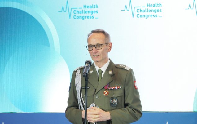 Dyrektor Wojskowego Instytutu Medycznego prof. Grzegorz Gielerak ubrany w mundur wojskowy przemawia na gali rozdania nagród podczas Konferencji HCC w Katowicach.