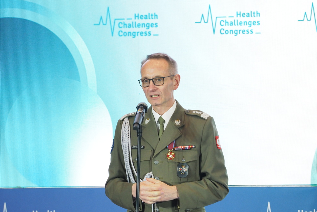 Dyrektor Wojskowego Instytutu Medycznego prof. Grzegorz Gielerak ubrany w mundur wojskowy przemawia na gali rozdania nagród podczas Konferencji HCC w Katowicach.