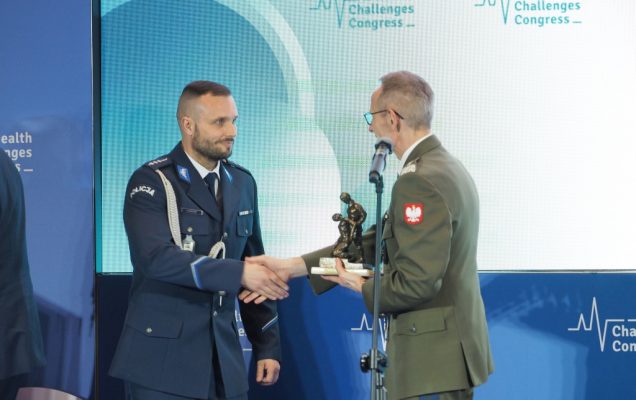 Łukasz Grabowski odbiera nagrodę Animus Fortis Mężny Duch z rąk dyrektora WIM prof. Grzegorza Gieleraka podczas Konferencji HCC w Katowicach