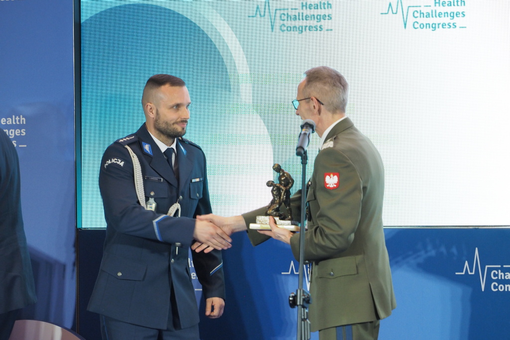 Łukasz Grabowski odbiera nagrodę Animus Fortis Mężny Duch z rąk dyrektora WIM prof. Grzegorza Gieleraka podczas Konferencji HCC w Katowicach