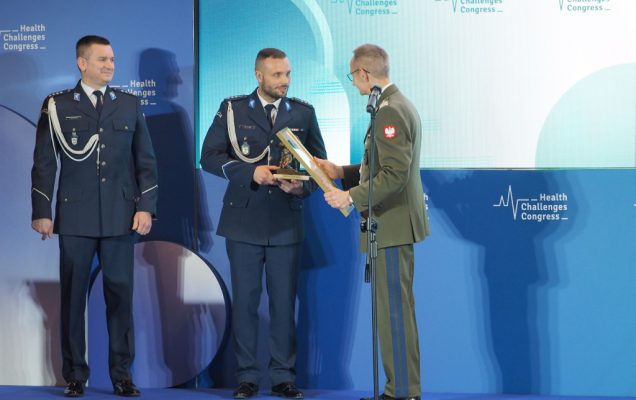 Łukasz Grabowski odbiera nagrodę Animus Fortis Mężny Duch z rąk dyrektora WIM prof. Grzegorza Gieleraka podczas Konferencji HCC w Katowicach