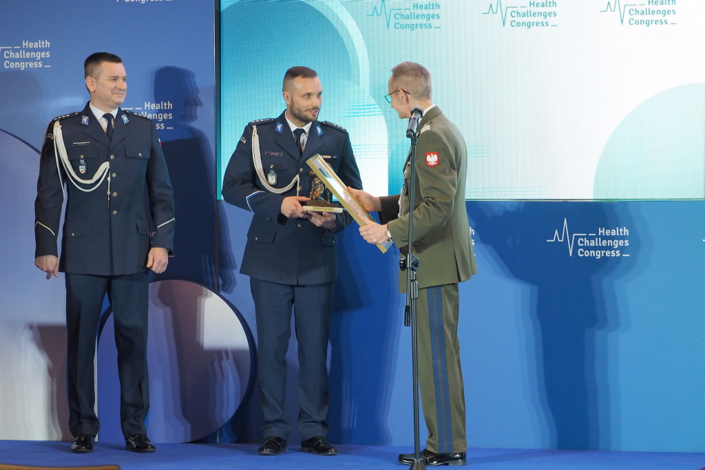 Łukasz Grabowski odbiera nagrodę Animus Fortis Mężny Duch z rąk dyrektora WIM prof. Grzegorza Gieleraka podczas Konferencji HCC w Katowicach