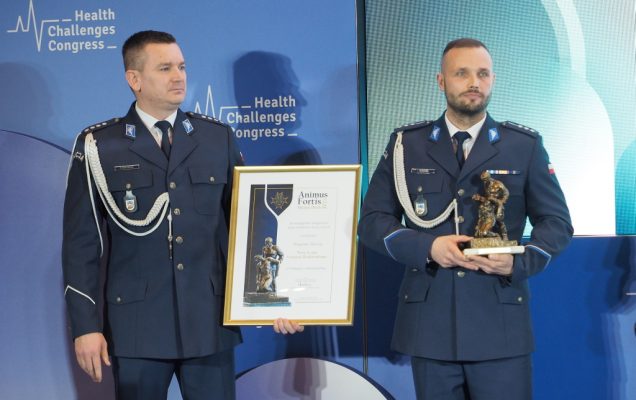 Łukasz Grabowski z nagrodą Animus Fortis Mężny Duch podczas Konferencji HCC w Katowicach