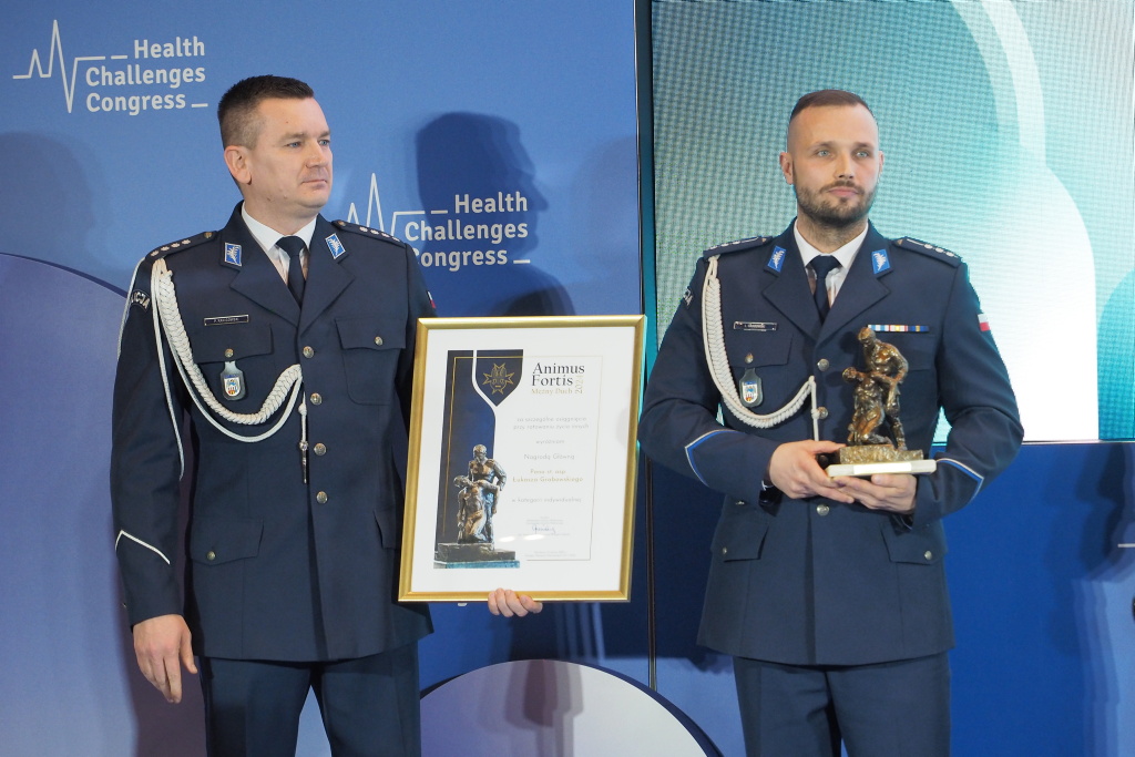 Łukasz Grabowski z nagrodą Animus Fortis Mężny Duch podczas Konferencji HCC w Katowicach