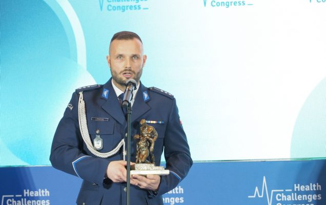Łukasz Grabowski z nagrodą Animus Fortis Mężny Duch podczas Konferencji HCC w Katowicach