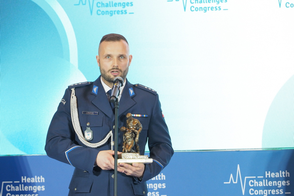 Łukasz Grabowski z nagrodą Animus Fortis Mężny Duch podczas Konferencji HCC w Katowicach