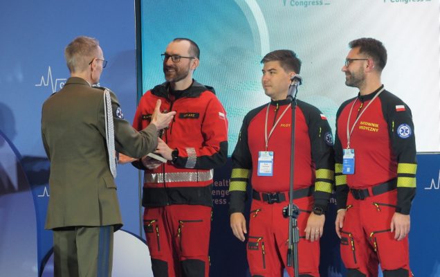 Załoga Lotniczego Pogotowia Ratunkowego z Filii w Opolu – RATOWNIK 23 w składzie: Piotr Sochacki, pilot, Michał Sajkowski, ratownik medyczny, Aleksander Rutkiewicz, lekarz odbierają Nagrodę Animus Fortis od prof. Grzegorza Gieleraka