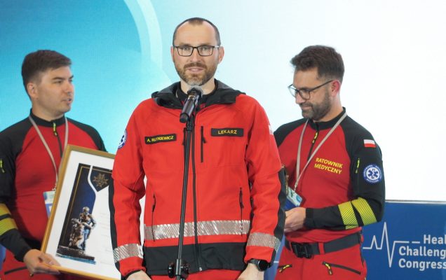 Załoga Lotniczego Pogotowia Ratunkowego z Filii w Opolu – RATOWNIK 23 w składzie: Piotr Sochacki, pilot, Michał Sajkowski, ratownik medyczny, Aleksander Rutkiewicz, lekarz odbierają Nagrodę Animus Fortis