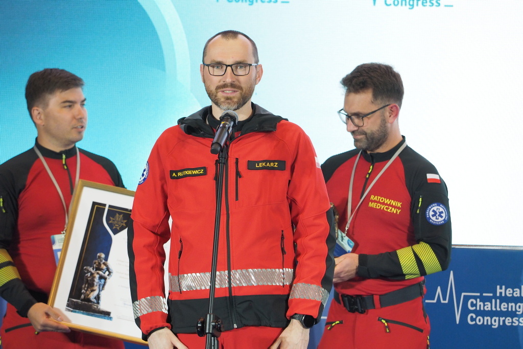 Załoga Lotniczego Pogotowia Ratunkowego z Filii w Opolu – RATOWNIK 23 w składzie: Piotr Sochacki, pilot, Michał Sajkowski, ratownik medyczny, Aleksander Rutkiewicz, lekarz odbierają Nagrodę Animus Fortis