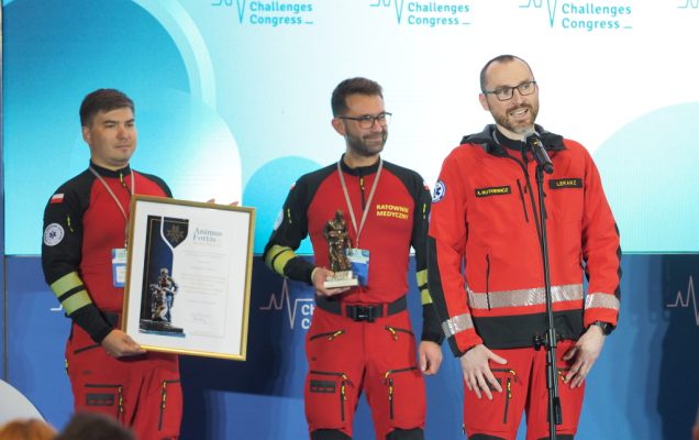 Załoga Lotniczego Pogotowia Ratunkowego z Filii w Opolu – RATOWNIK 23 w składzie: Piotr Sochacki, pilot, Michał Sajkowski, ratownik medyczny, Aleksander Rutkiewicz, lekarz odbierają Nagrodę Animus Fortis