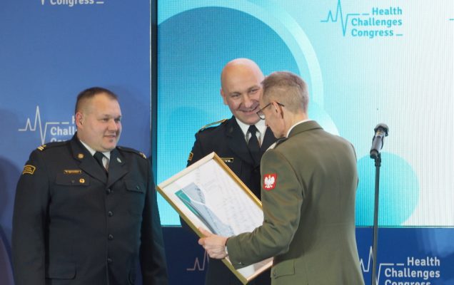 Paweł Marczak odbiera wyróżnienie Animus Fortis (Mężny Duch) z rąk dyrektora WIM prof. Grzegorza Gieleraka.